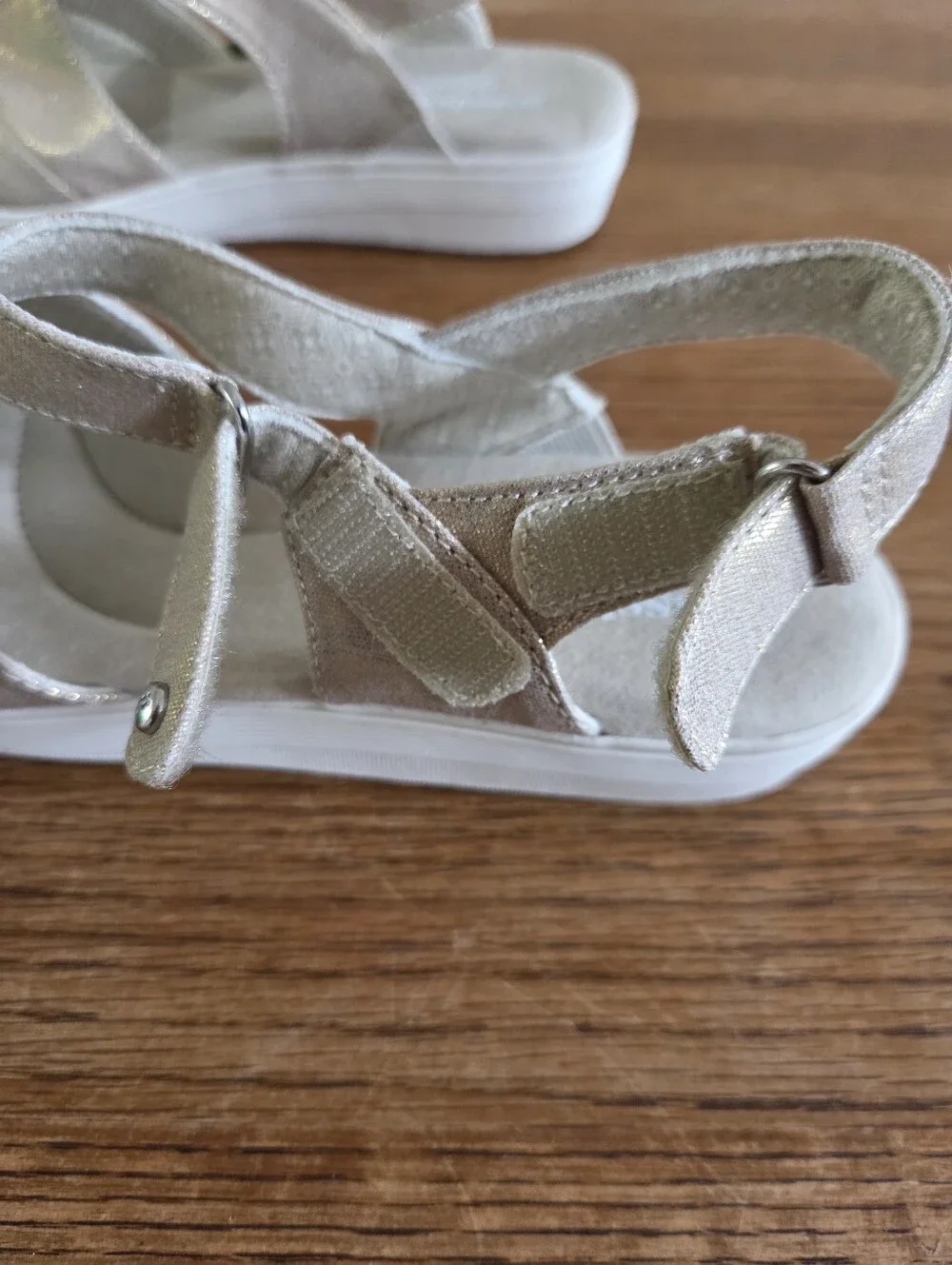 NEW Grasshoppers Women's Cherry Sandals In Gold Taupe With Ortholite Size 9 WIDE